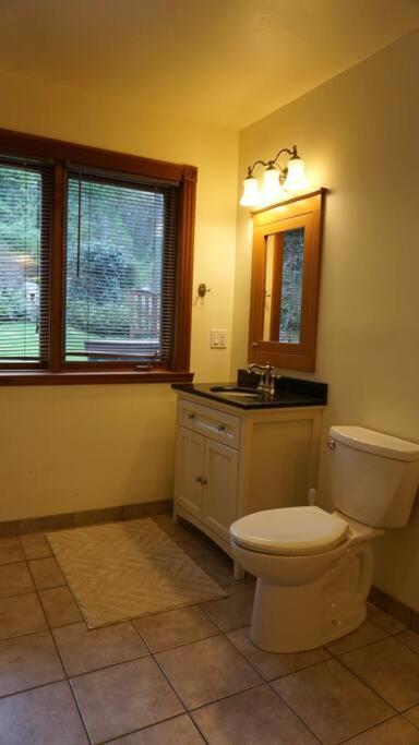Chalet Style Cottage Near Shawnigan Lake Екстериор снимка